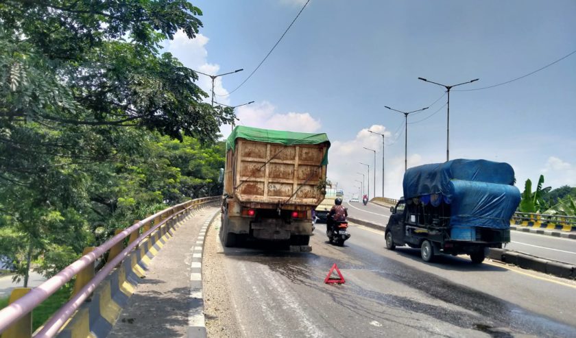 Dump Truk Mogok di Flyover Trosobo arah Krian, Jumat (12/3/2021) siang. Lalu lintas padat.