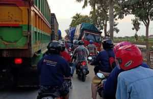 Truk Terperosok, Deket Lamongan Jadi ‘Jauh’