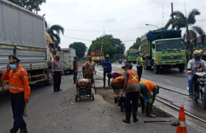 Perbaikan Jalan di Dekat Perlintasan KA Lamongan