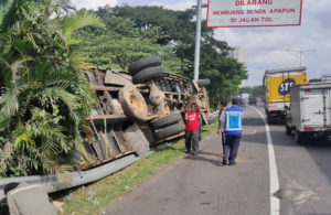 Gara-Gara Overload, Truk Terguling di Tol