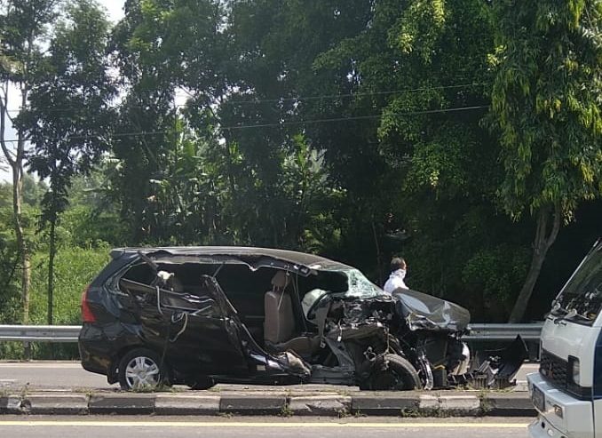 Avanza ringsek setelah terlibat kecelakaan dengan Truk di Purwodadi, Rabu (14/4) siang