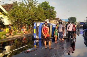 Truk Terguling, Solar Menggenangi Jalan