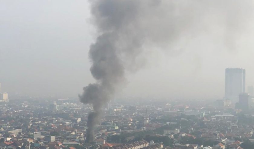 Asap mengepul dari lokasi kebakaran toko meubel di Semolowaru, Kamis (15/4) pagi