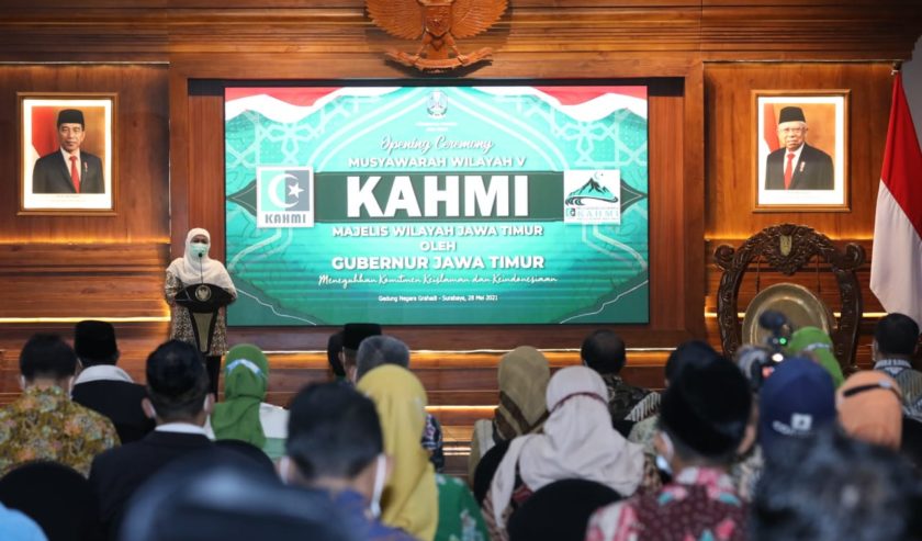 khofifah-indar-parawansa-gubernur-jatim-saat-membuka-acara-KAHMI