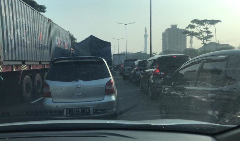 Kemacetan di Tol Waru arah Dupak imbas evakuasi kecelakaan Truk di KM 8.400, Selasa (8/6) pagi