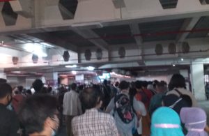 Antrean Vaksinasi Tahap Dua di Tunjungan Plaza