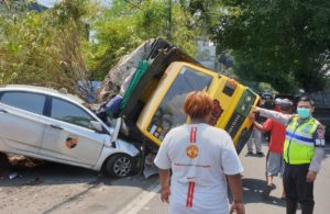 Truk Terguling Menimpa Taksi di Medaeng