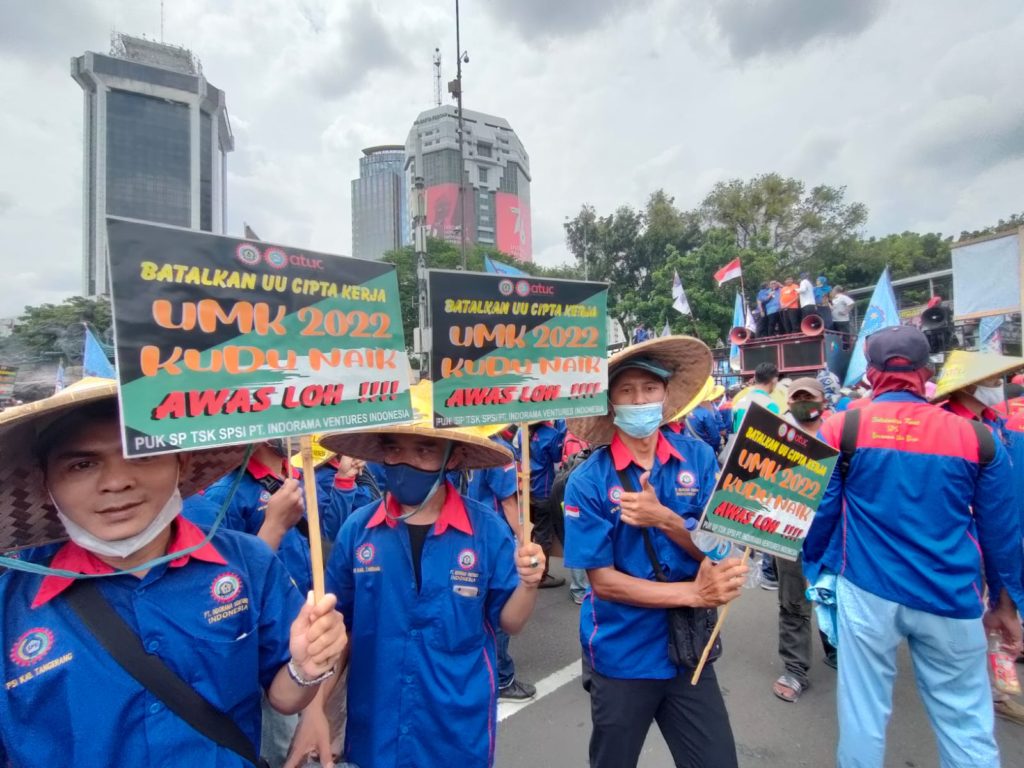 Kawal Putusan MK, Ribuan Buruh Unjuk Rasa Di Patung Kuda Monas - Suara ...