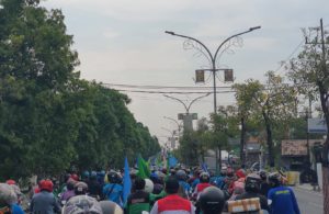 Suasana Unjuk Rasa Menuju Kantor Bupati Gresik