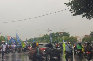 Suasana Unjuk Rasa di Depan Taman Pelangi Surabaya