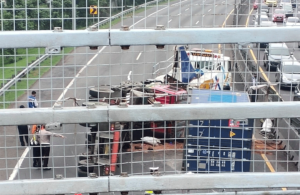 Truk Kontainer Terguling di Tol Gunungsari, Dampaknya Macet