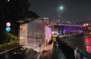 Truk TNI Muat Tank Terguling di Tol Perak-Waru KM 9.700