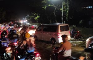 Waduk Unesa Lidah Meluap, Jalanan Banjir