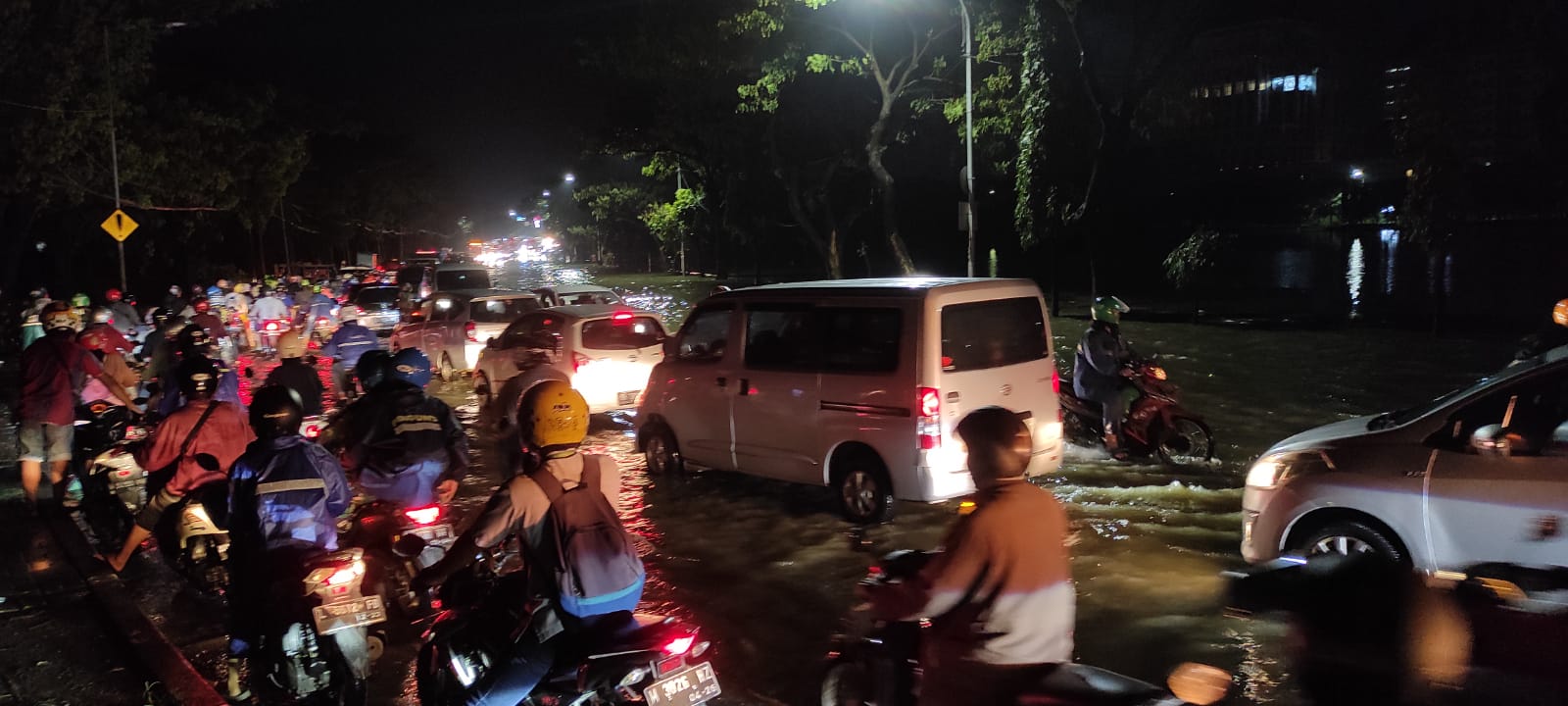 Waduk Unesa Meluap