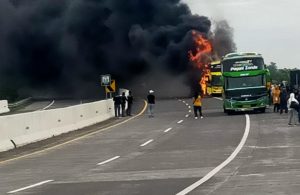 Bus Terbakar di Tol Pandaan – Malang