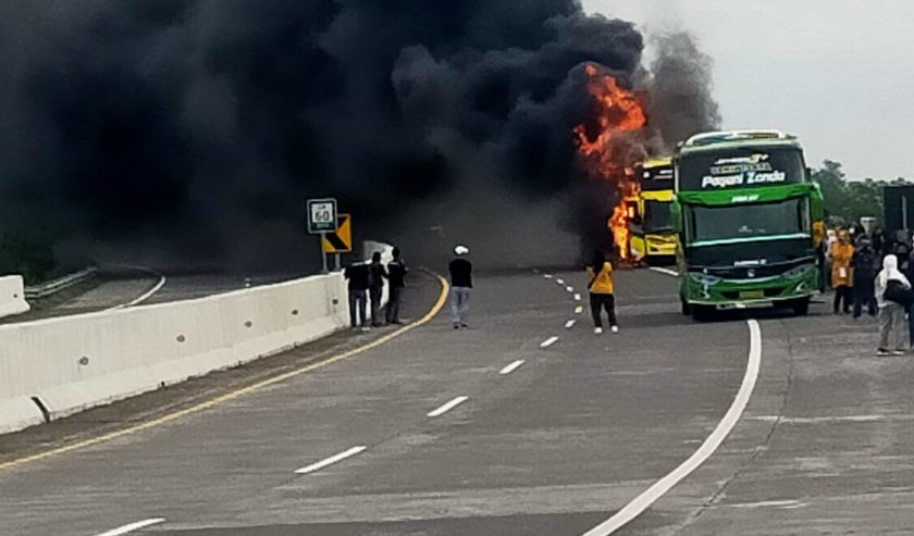 Bus Terbakar di Tol Pandaan - Malang, Minggu (6/3) pagi