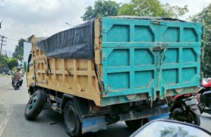 Truk Mengalami Kerusakan Ban di Buduran