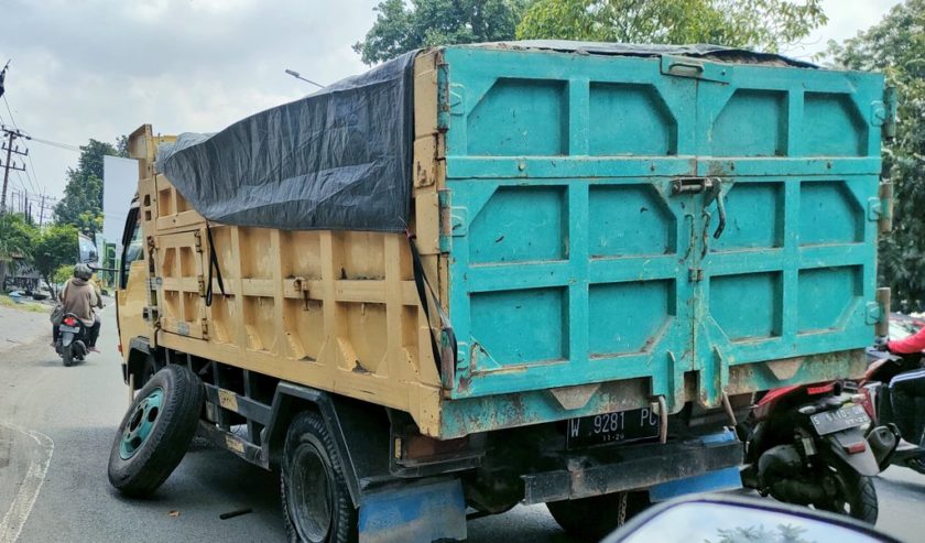 Truk mengalami kerusakan ban di Buduran. Sabtu (5/3) siang