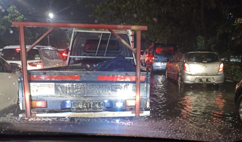 Banjir di Jalan Ahmad Yani Surabaya depan Markas Polda Jatim, Kamis (10/3/2022) malam