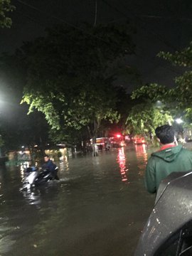 Banjir di Ketintang Madya, Kamis (10/3/2022) malam akibat hujan deras yang mengguyur Surabaya