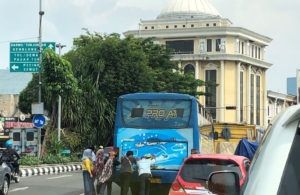 Bus Mogok di Jalan Pahlawan