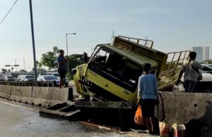 Kecelakaan Truk di KM 0.600 Tol Dupak Arah Perak