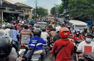 Jalan Tambak Mayor Utara Macet Dua Arah