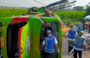 Bus Pariwisata Terguling di Tol Sumo-Surabaya, Belasan Penumpang Meninggal Dunia