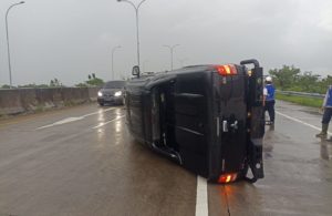 Kecelakaan Mobil Pecah Ban di Tol Surabaya-Mojokerto KM 728