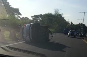 Mobil Terguling di Exit Tol Gunungsari