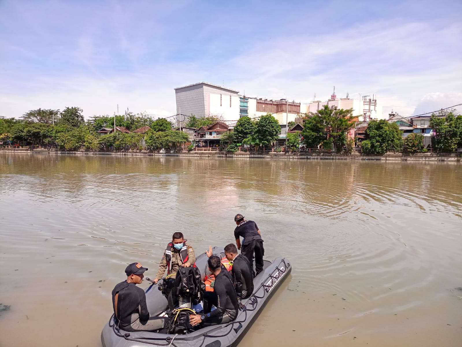 Pencarian Orang Hilang Ceburkan Diri ke Sungai Jagir Wonokromo - Suara