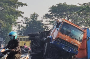 Truk Terguling di Bundaran Apolo Pasuruan