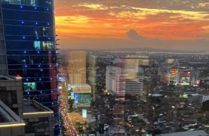 Langit Sore di Kemacetan Jalan Embong Malang