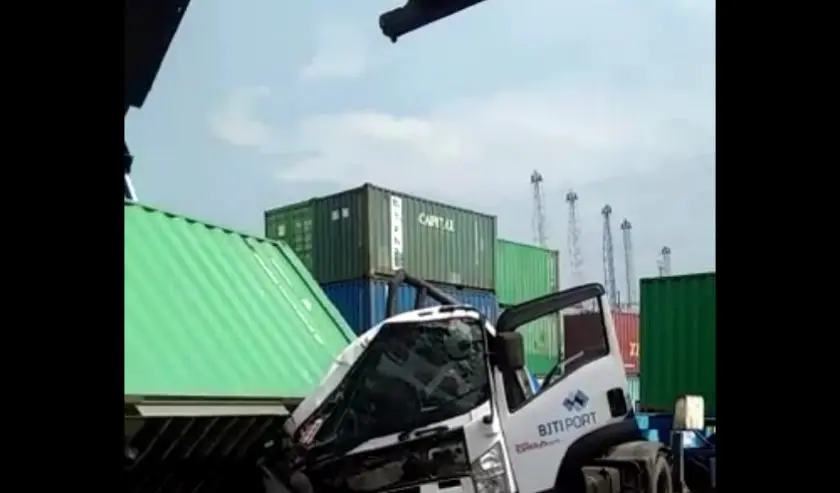 Lock Crane Terlepas, Kontainer Jatuh Menimpa Truk, Sopir Meninggal Di ...