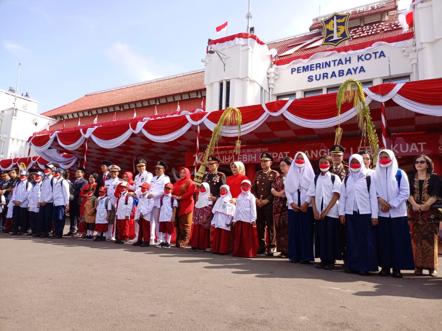 Pemkot Surabaya Beri Seragam Gratis Untuk Siswa Tidak Mampu Saat ...