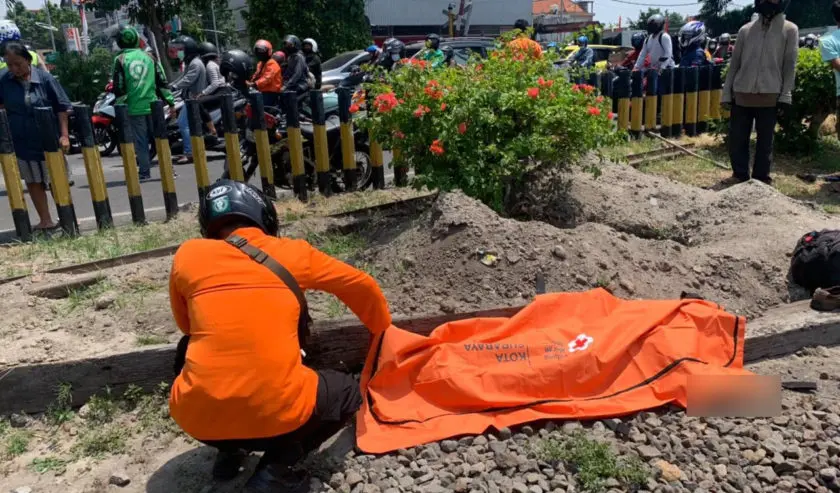 Tak Hiraukan Teriakan Warga, Kakek ini Disambar Kereta di Surabaya, Tewas di Lokasi Kejadian