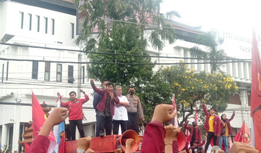 Demonstrasi Mahasiswa Tolak Kenaikan Harga BBM - Suara Surabaya