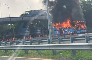 Bus Terbakar di Gate Tol Menanggal arah Juanda