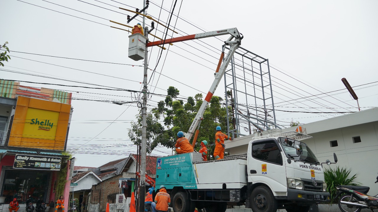 PLN Siagakan Personel dan Peralatan Hadapi Cuaca Ekstrem di Jawa Timur