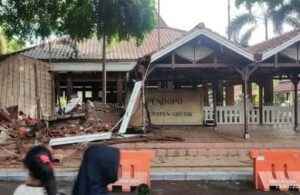 Atap Teras Pendopo Gresik Roboh