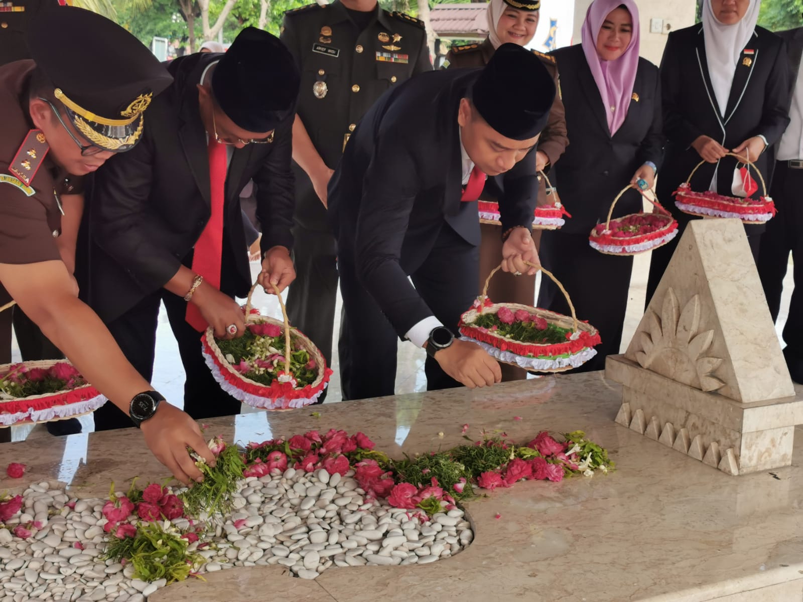 Tabur Bunga Di Makam W R Soepratman Suara Surabaya