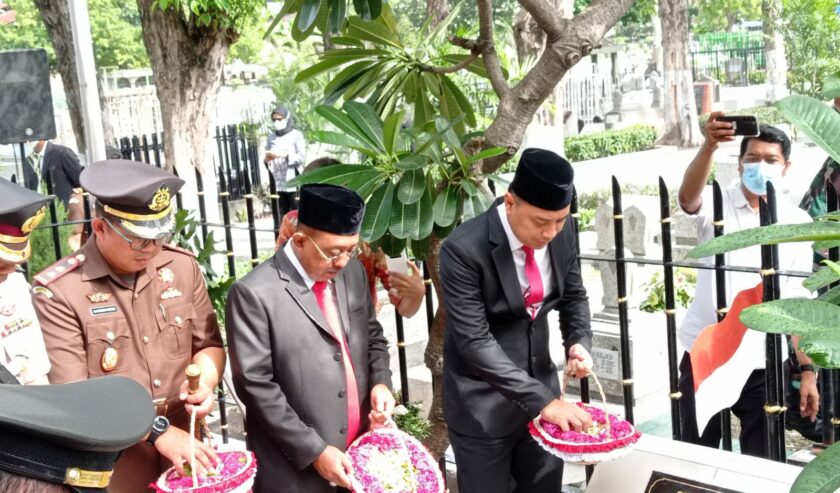 Tabur Bunga Di Makam Bung Tomo Surabaya Suara Surabaya