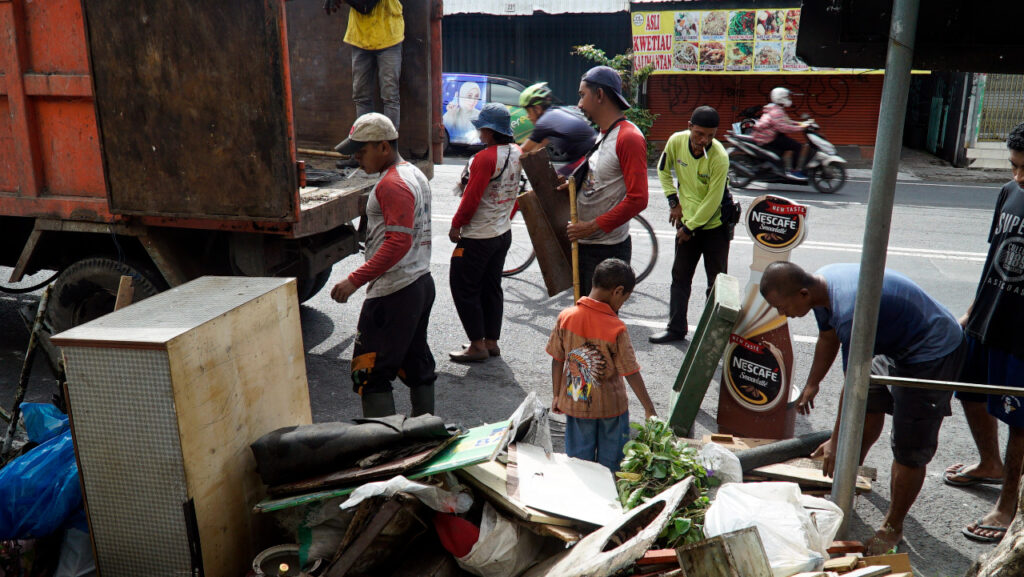 Sambut Surabaya Bergerak Warga Sekitar Jalan Kutai Bersihkan Sendimen Sungai Suara Surabaya 