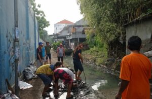 Kerja Bakti Surabaya Bergerak Warga RW 3 Siwalankerto