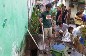 Warga Margorejo Merapikan dan Mempercantik Lingkungan