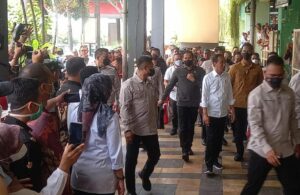 Jokowi Cek Harga Bahan Pokok di Pasar Wonokromo