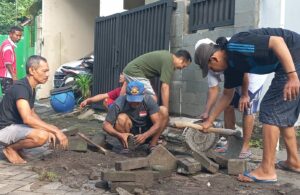 Kerja Bakti di Siwalankerto Wujud dari Guyub Rukun Warga