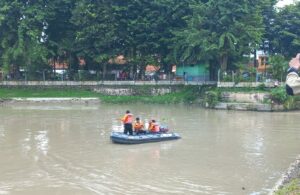 Petugas Gabungan Sisiri Sungai Jagir Surabaya Cari Korban Tenggelam