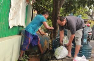 Warga RT 4 Ngagel Rejo Bersihkan Saluran Air untuk Cegah Banjir Terulang