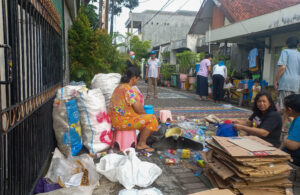 Warga RW 7 Kelurahan Margorejo Kerja Bakti Pilah Sampah dan Perantingan